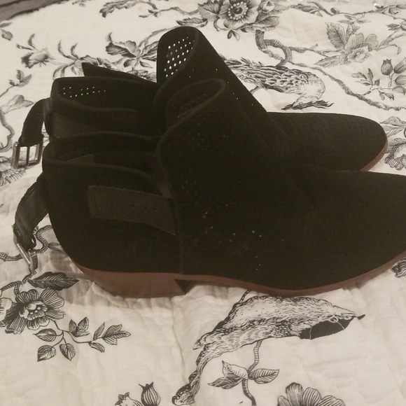 Perforated booties - Picture 2 of 3